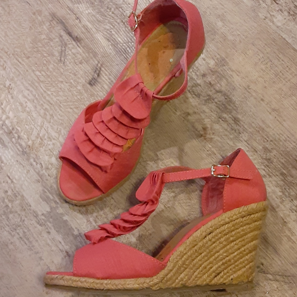 Espadrilles 7.5 wide fabric ruffle front